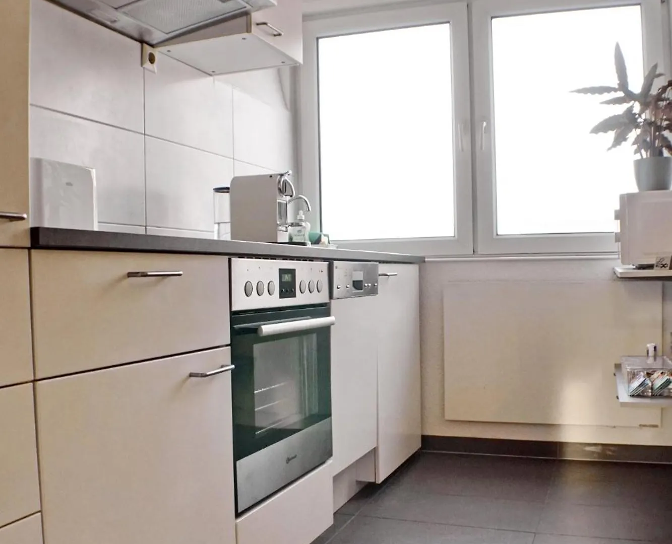 Modernes, Zentrales Apartment In Troisdorf, Region Koeln Bonn, 3 Etage, Maximal Fuer 4 Personen, Parkplatz & Netflix Inklusive
