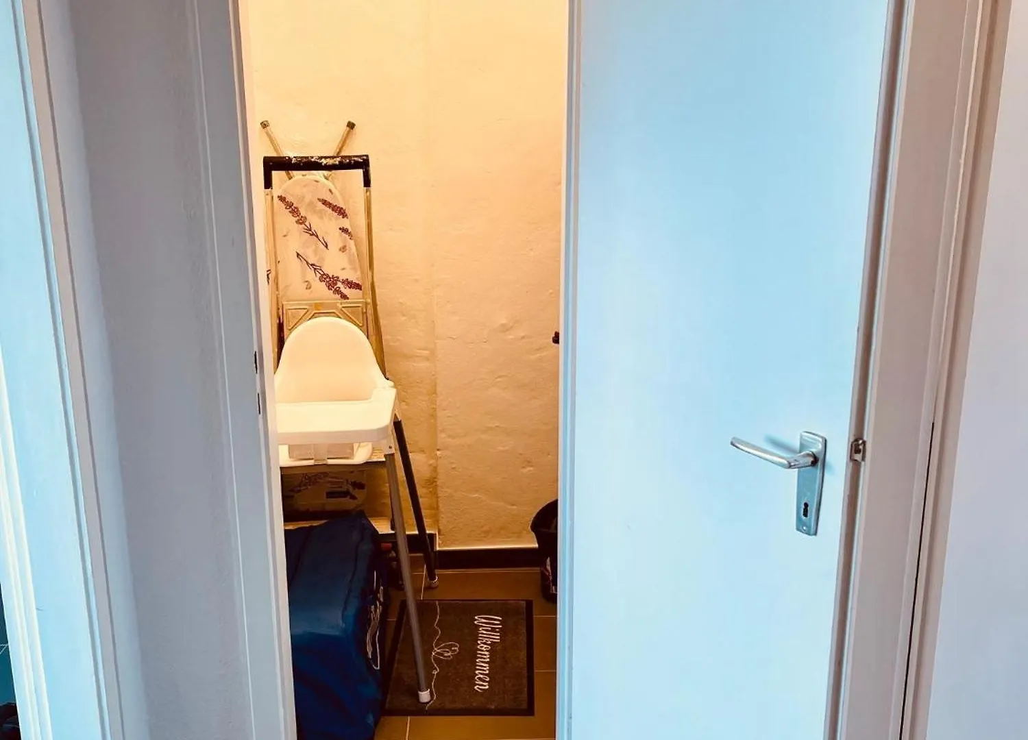 Modernes, Zentrales Apartment In Troisdorf, Region Koeln Bonn, 3 Etage, Maximal Fuer 4 Personen, Parkplatz & Netflix Inklusive  Troisdorf