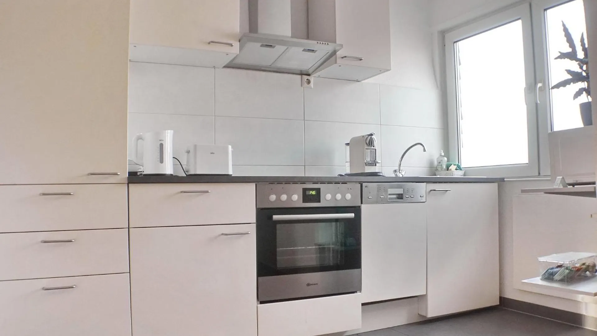 Modernes, Zentrales Apartment In Troisdorf, Region Koeln Bonn, 3 Etage, Maximal Fuer 4 Personen, Parkplatz & Netflix Inklusive