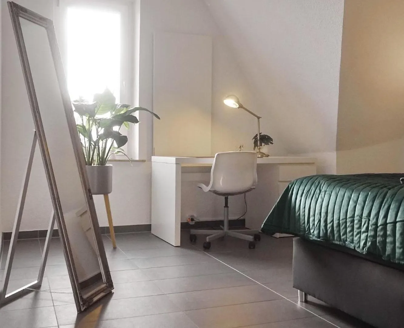Modernes, Zentrales Apartment In Troisdorf, Region Koeln Bonn, 3 Etage, Maximal Fuer 4 Personen, Parkplatz & Netflix Inklusive Alemania